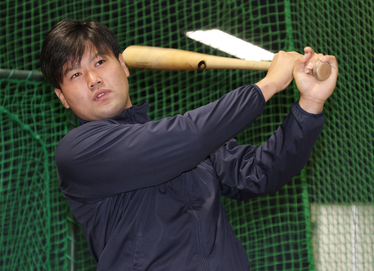 屋内練習場の打席で打撃フォームを披露する広島ドラフト6位の末包（撮影・加藤孝規）