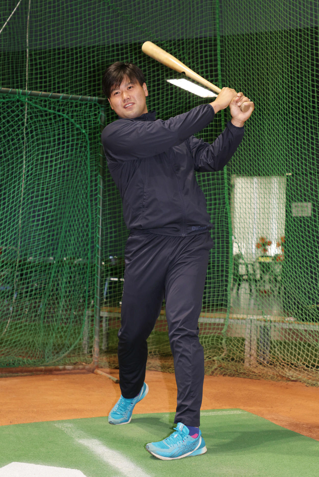 屋内練習場の打席で打撃フォームを披露する広島ドラフト6位の末包（撮影・加藤孝規）