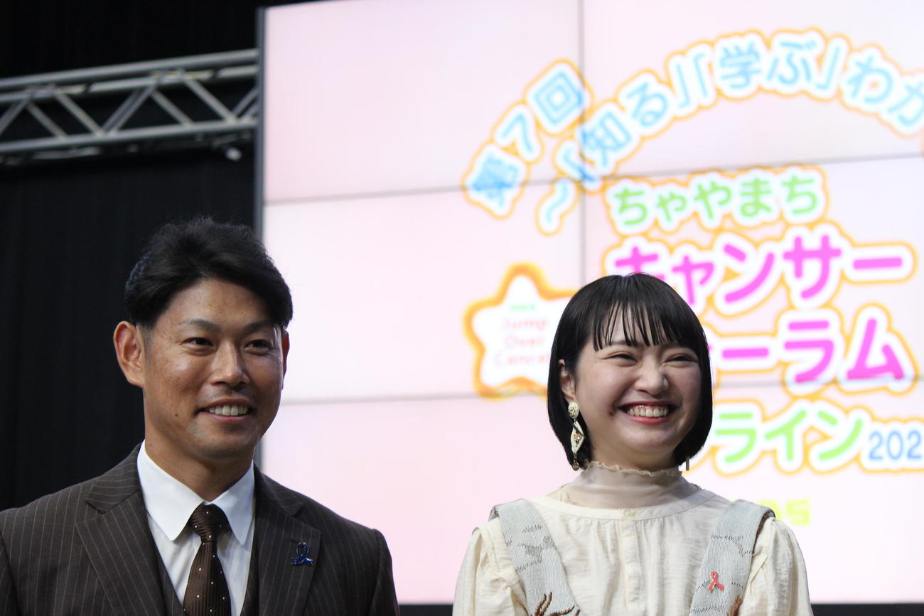 がんフォーラム後に笑顔を見せる阪神原口（左）と元SKE矢方美紀（撮影・柏原誠）