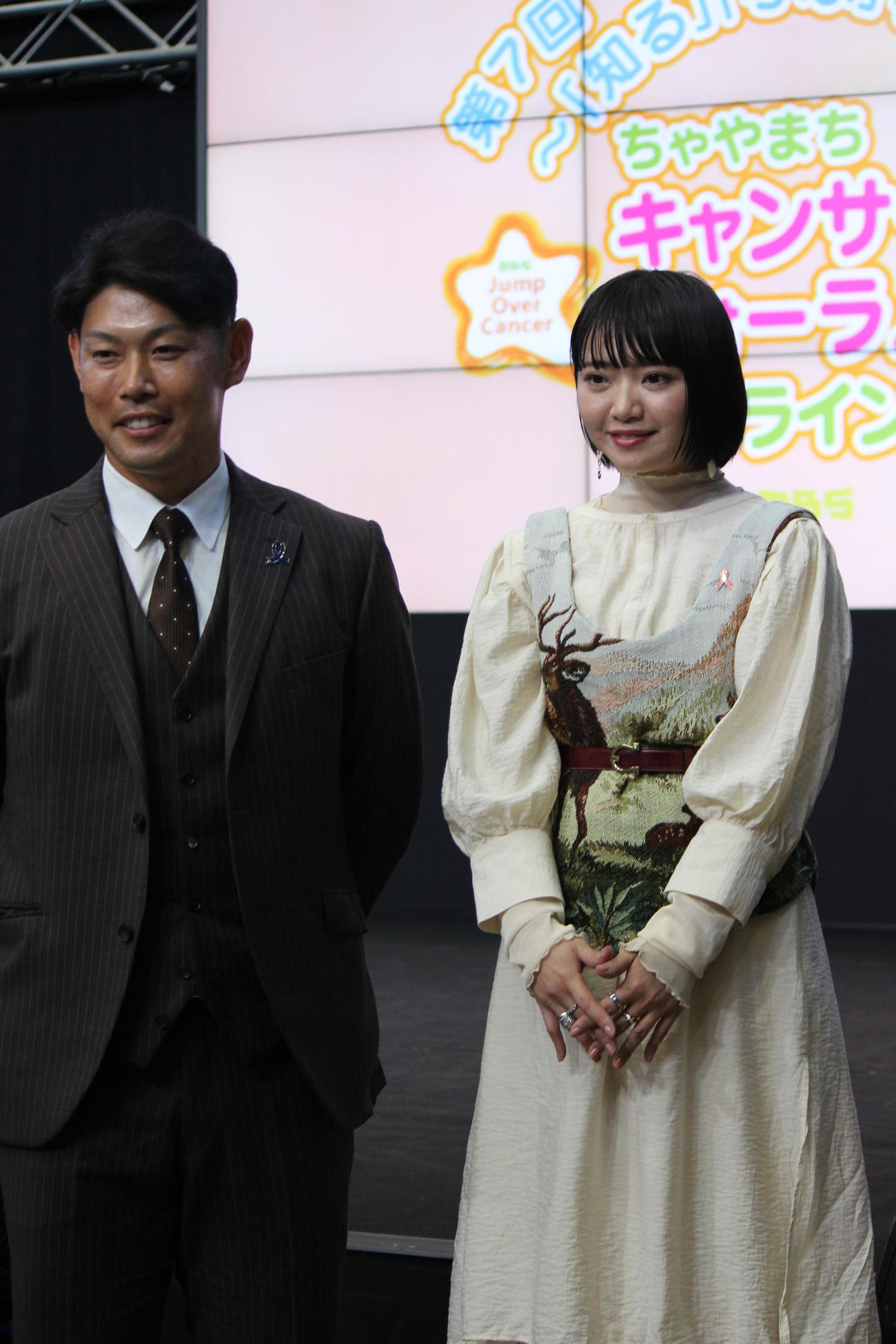 がんフォーラムで共演した阪神原口（左）と元SKE矢方美紀（撮影・柏原誠）