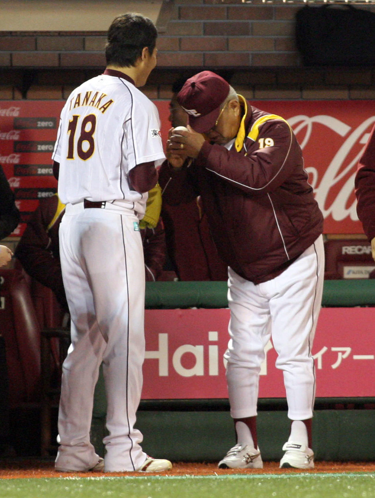 09年4月、ソフトバンク戦で完封勝利を飾った楽天田中将（左）からウイニングボールを有り難そうに受け取る監督の野村克也さん