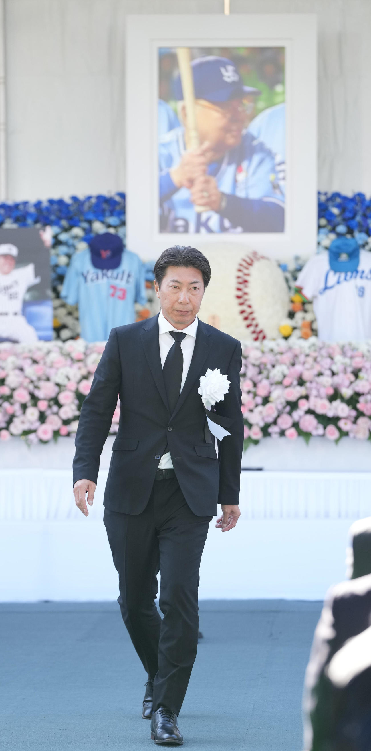 「野村克也をしのぶ会」で弔辞を述べた後、席に戻るヤクルト高津監督（撮影・鈴木みどり）