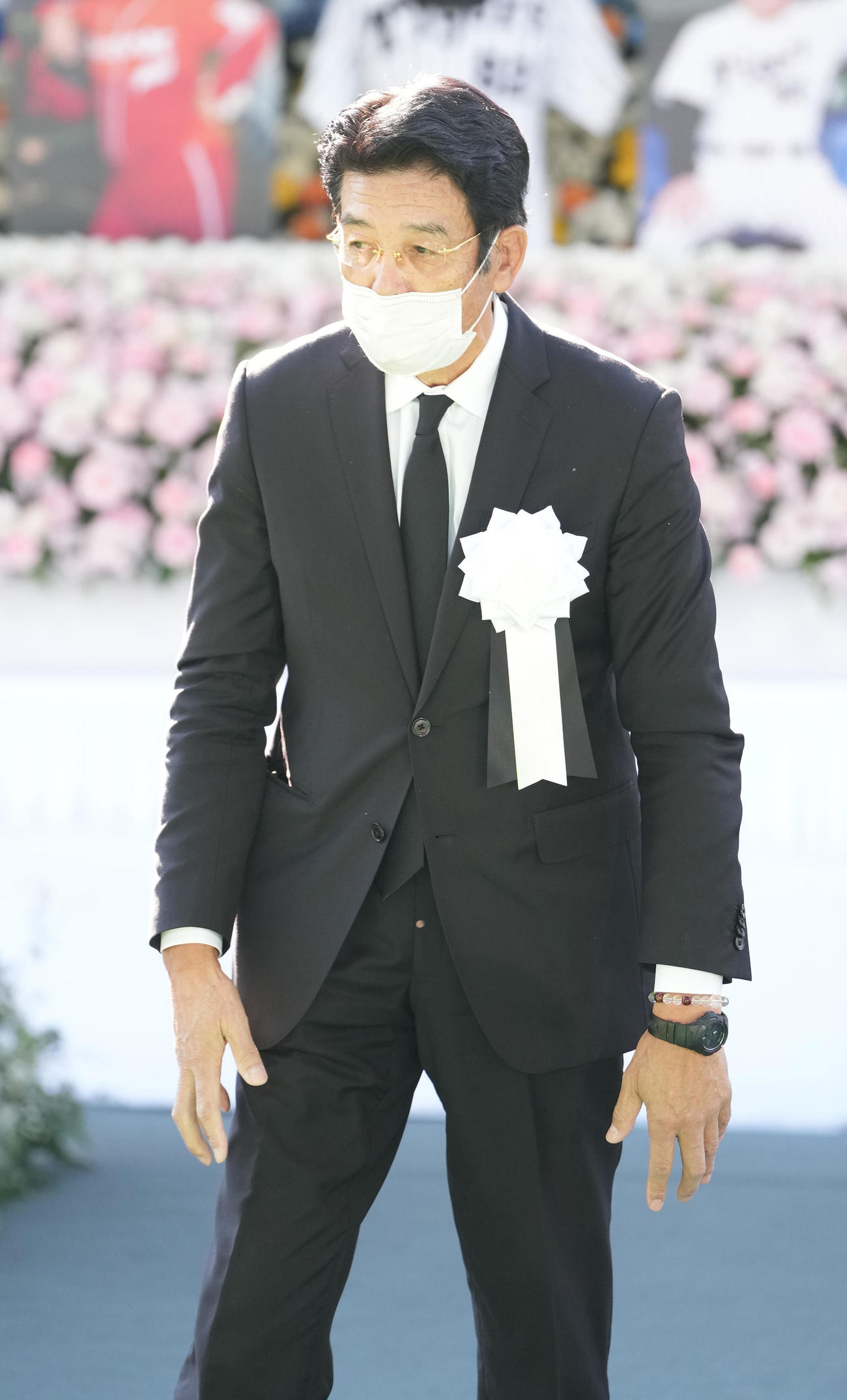 「野村克也をしのぶ会」で弔辞を述べた後、席に戻る江本孟紀氏（撮影・鈴木みどり）