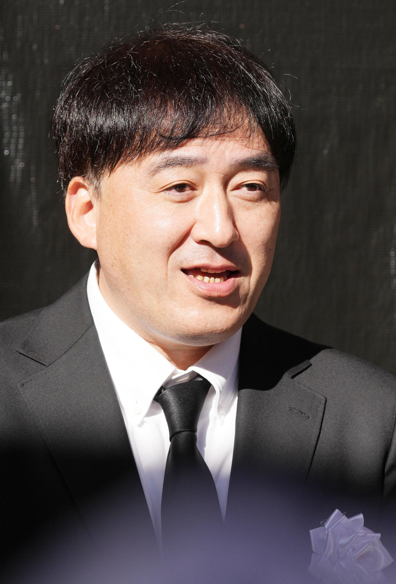 「野村克也をしのぶ会」に参列した楽天石井GM兼監督は、故野村さんとの思い出を話す（撮影・菅敏）