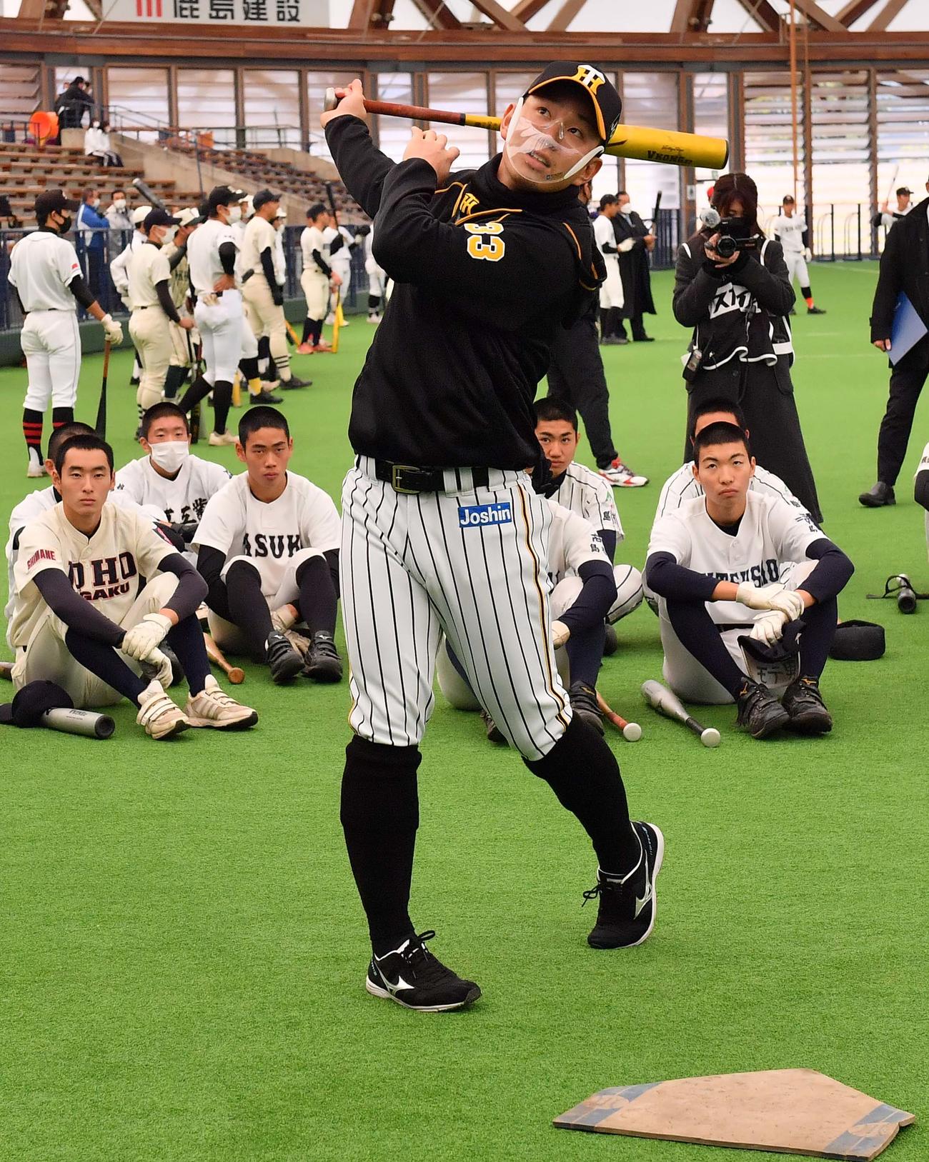 球児たちに打撃のイメージを話しながら指導する糸原（撮影・上田博志）