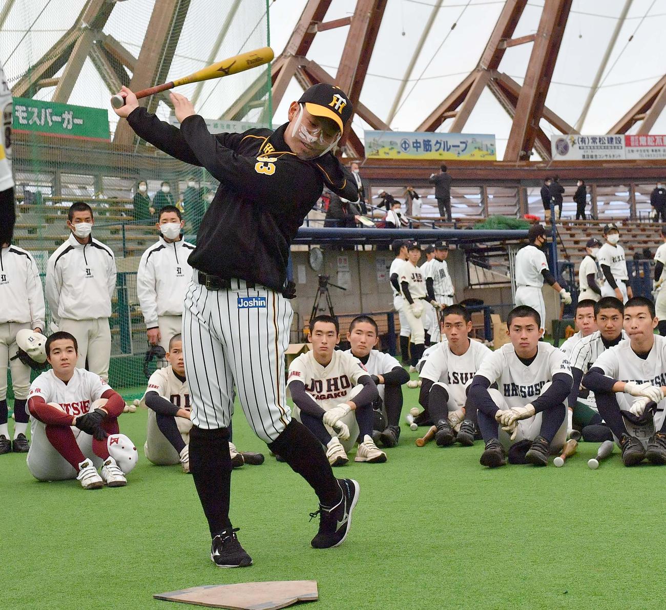 球児たちに打撃のイメージを話しながら指導する糸原（撮影・上田博志）