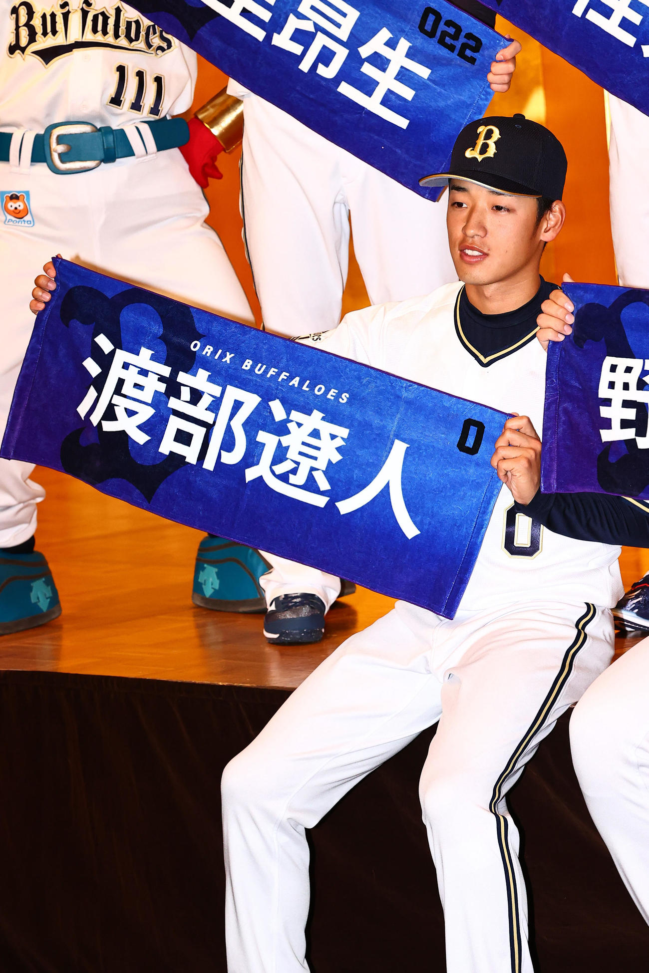 オリックスの新人入団会見を終え名前がプリントされたタオルを手に記念撮影するドラフト4位の渡部（撮影・上山淳一）