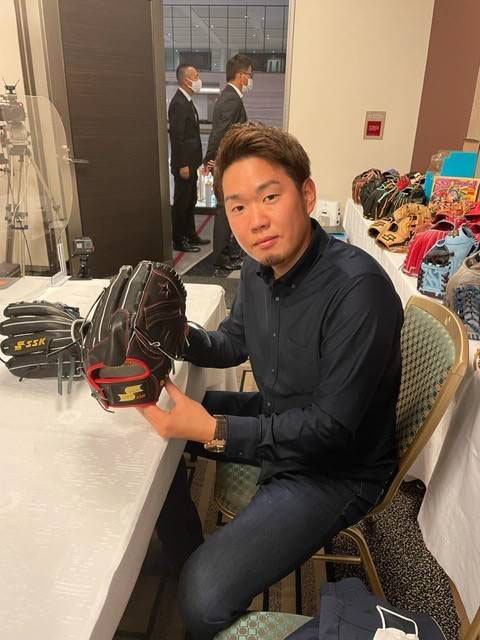 グラブを手にする西勇（SSK提供）