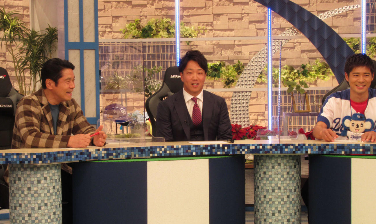 東海テレビ「ドラHOT＋」に生出演する柳（中）