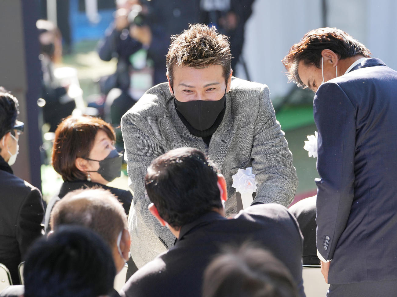 「野村克也をしのぶ会」に参列し、関係者にあいさつする日本ハム新庄監督（撮影・菅敏）