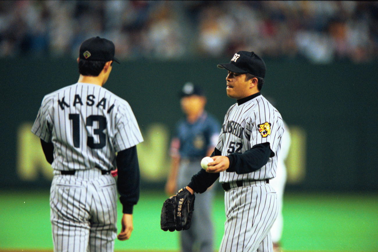 00年、巨人戦で投手と一塁を入れ替える葛西（左）と遠山