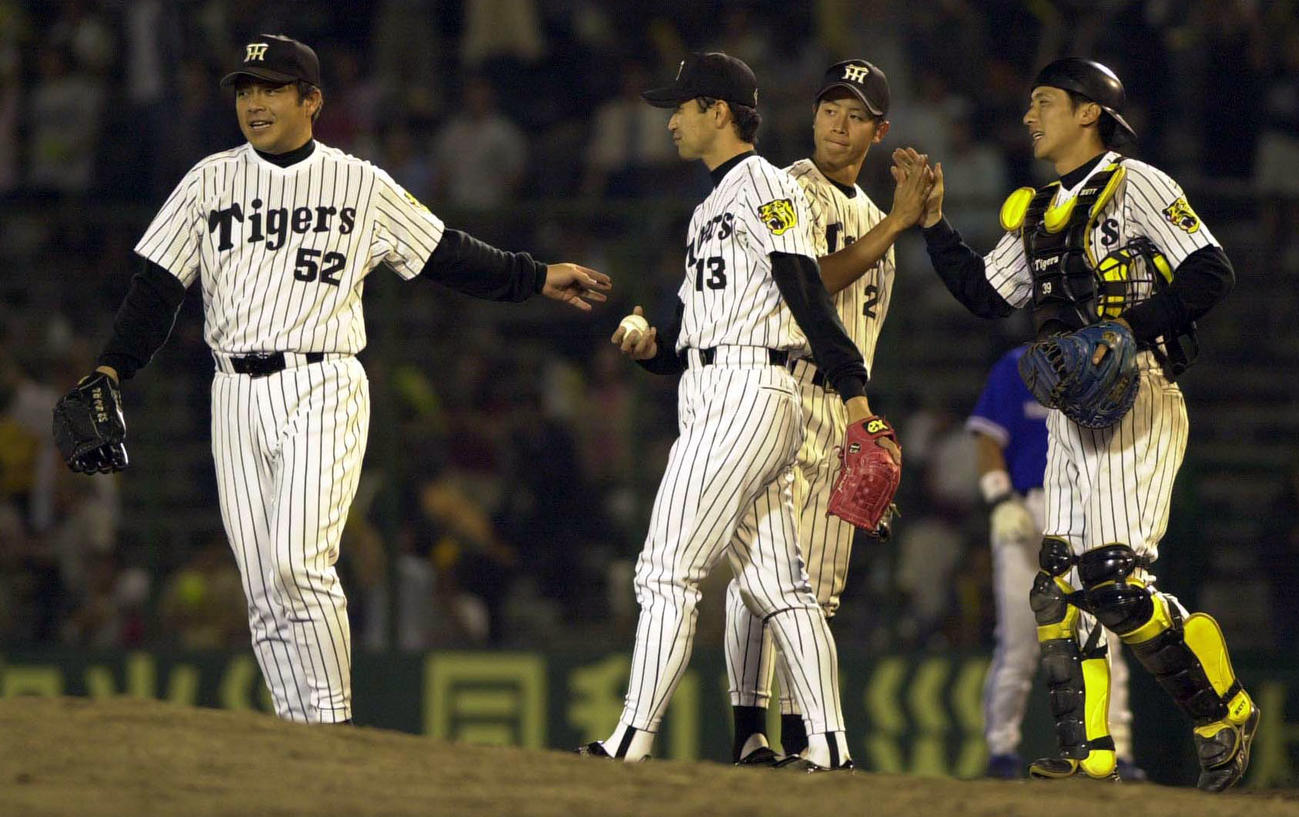 00年5月、一塁手の遠山（左）からウイニングボールを受け取る葛西。右は矢野輝弘
