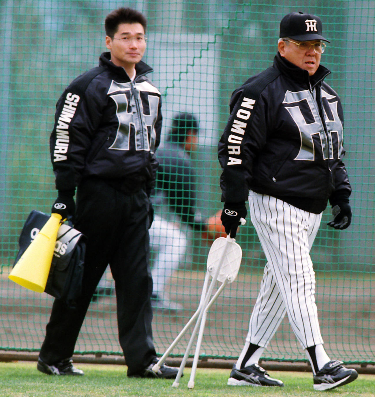 2000年阪神春季キャンプ　春季キャンプで野村克也監督について歩く嶌村聡広報（当時）