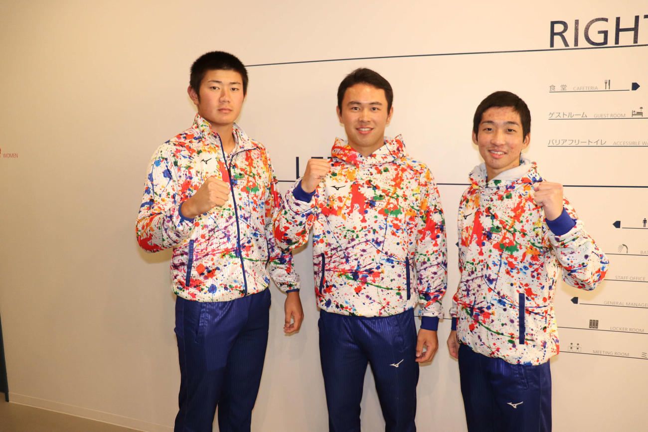 亜大・納会で、来季へ意気込む（左から）来年のドラフト候補に挙がる青山、新主将の藤江、主戦として期待の田中幹の3人（撮影・保坂淑子）