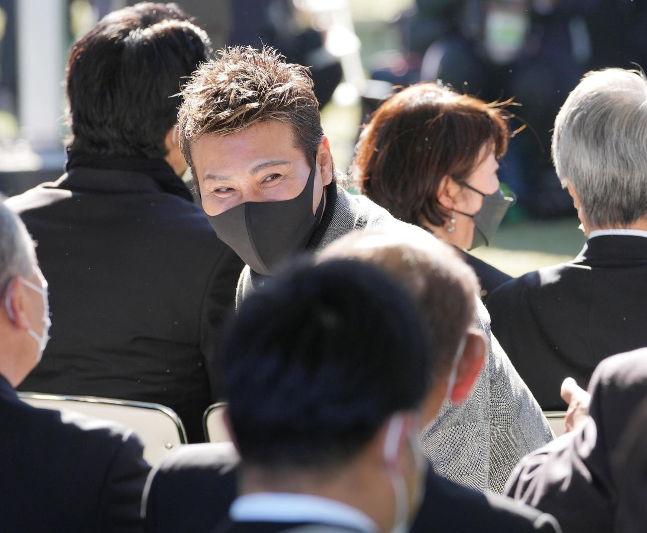 「野村克也をしのぶ会」に参列し、関係者にあいさつする日本ハム新庄監督（撮影・菅敏）
