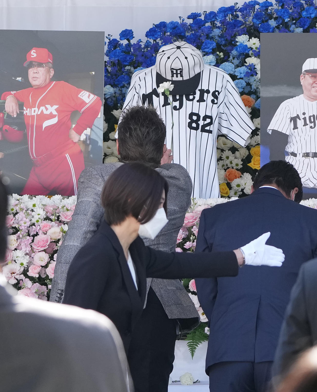 「野村克也をしのぶ会」に参列し、献花台に花を投げる日本ハム新庄監督（撮影・鈴木みどり）