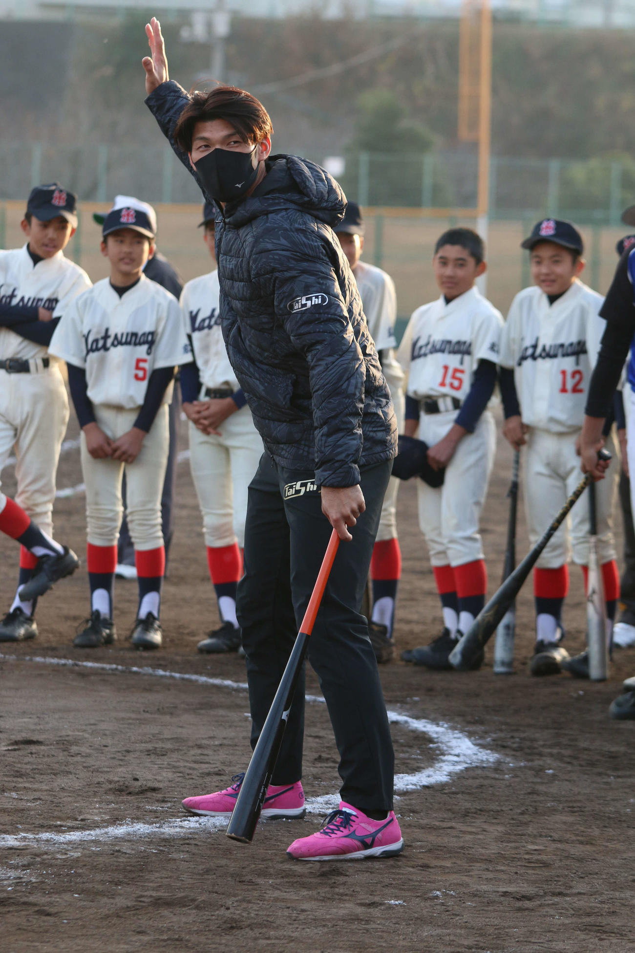身ぶり手ぶりを交えて指導する日本ハム大田（撮影・田中彩友美）