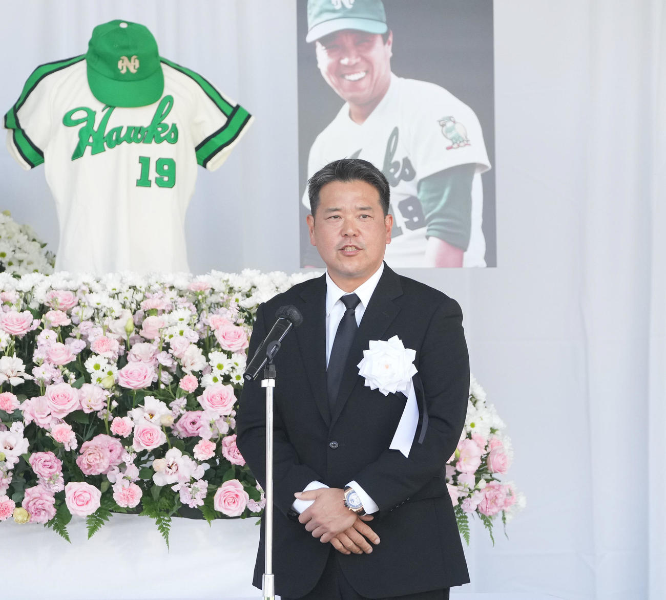 野村克也さんをしのぶ会で御礼のあいさつを行う阪神野村克則2軍バッテリーコーチ（撮影・鈴木みどり）
