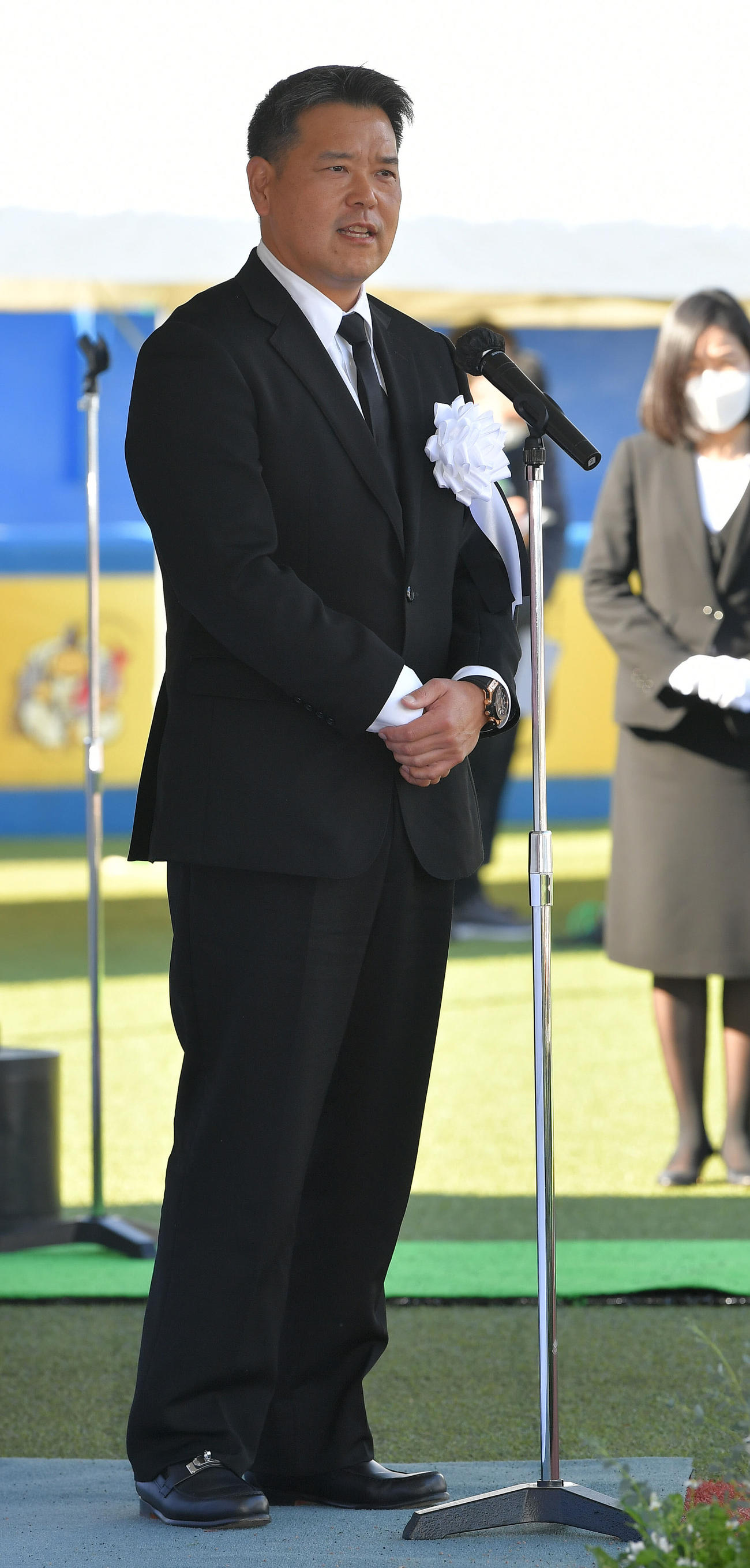「野村克也をしのぶ会」で御礼のあいさつを行う阪神野村克則2軍バッテリーコーチ