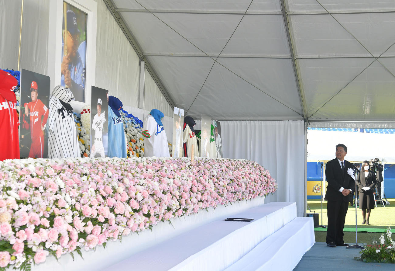「野村克也をしのぶ会」で御礼のあいさつを行う阪神野村克則2軍バッテリーコーチ（撮影・鈴木みどり）