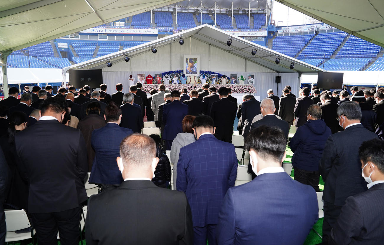 「野村克也をしのぶ会」で黙とうする参列者（撮影・菅敏）