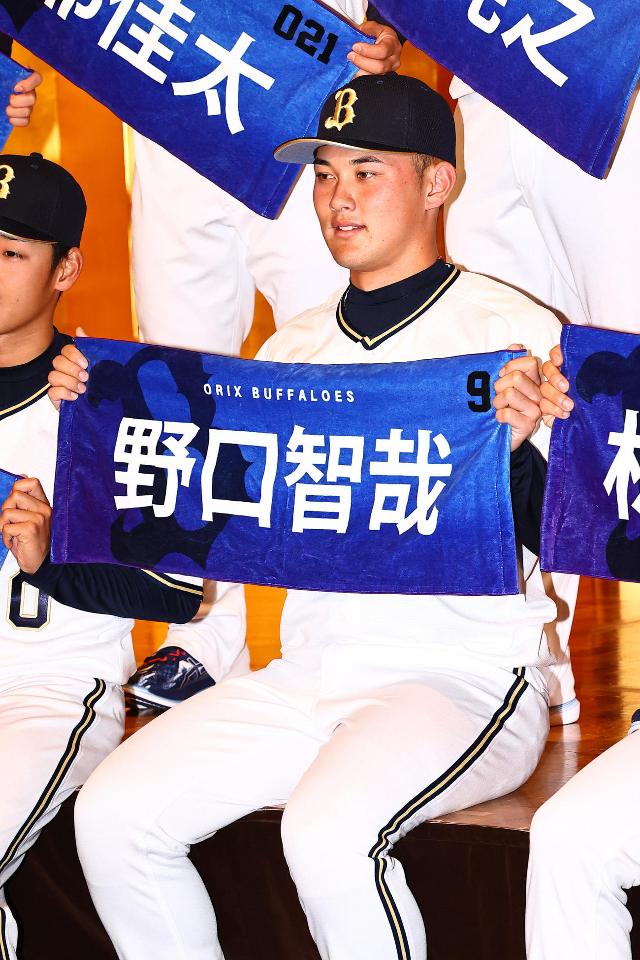 オリックスの新人入団会見を終え名前がプリントされたタオルを手に記念撮影するドラフト2位の野口（撮影・上山淳一）