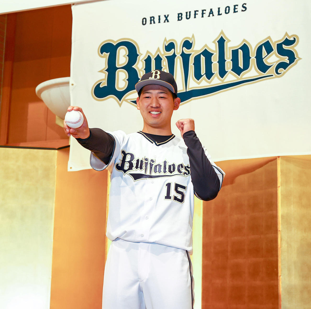 記念撮影でポーズを決めるドラフト1位の椋木（撮影・上山淳一）