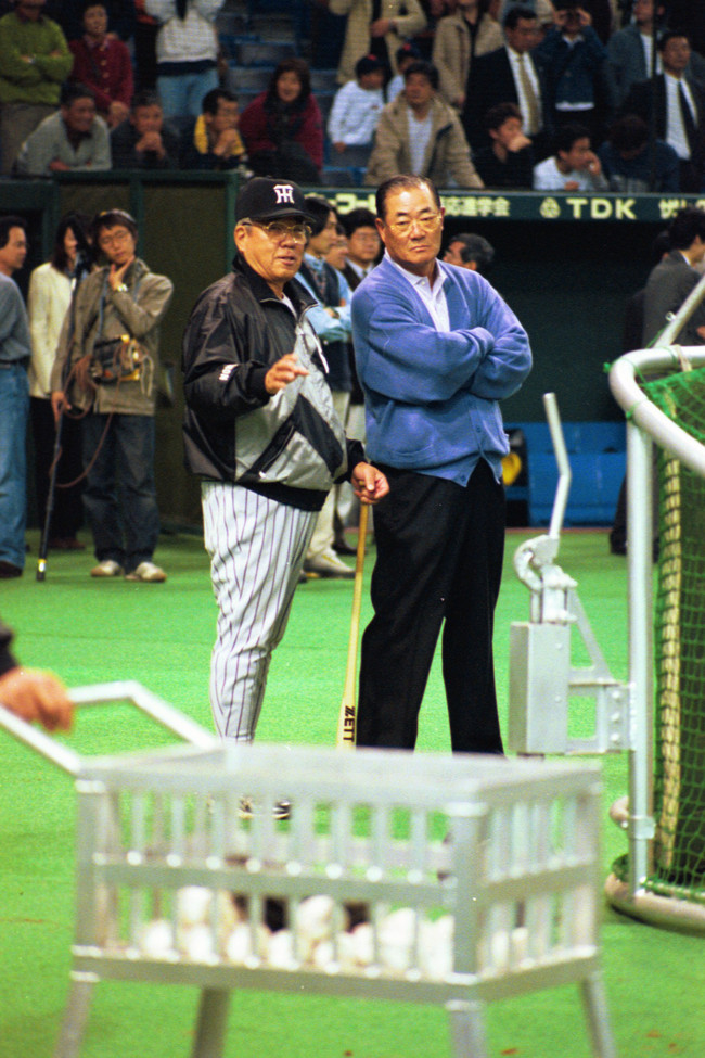 2000年4月、当時阪神監督だった野村氏と話す張本氏