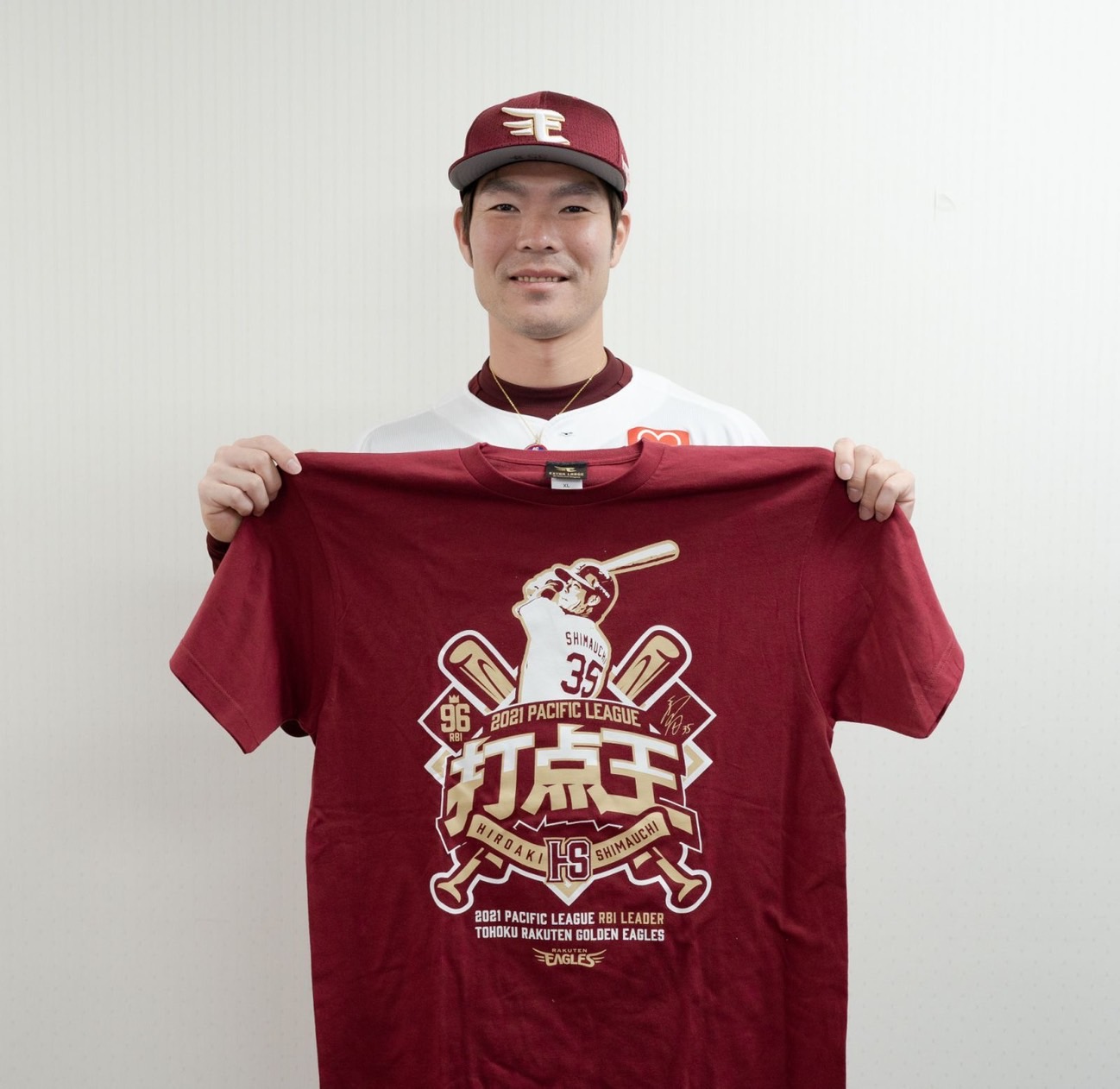 打点王記念Tシャツを持ち笑顔の楽天島内（球団提供）
