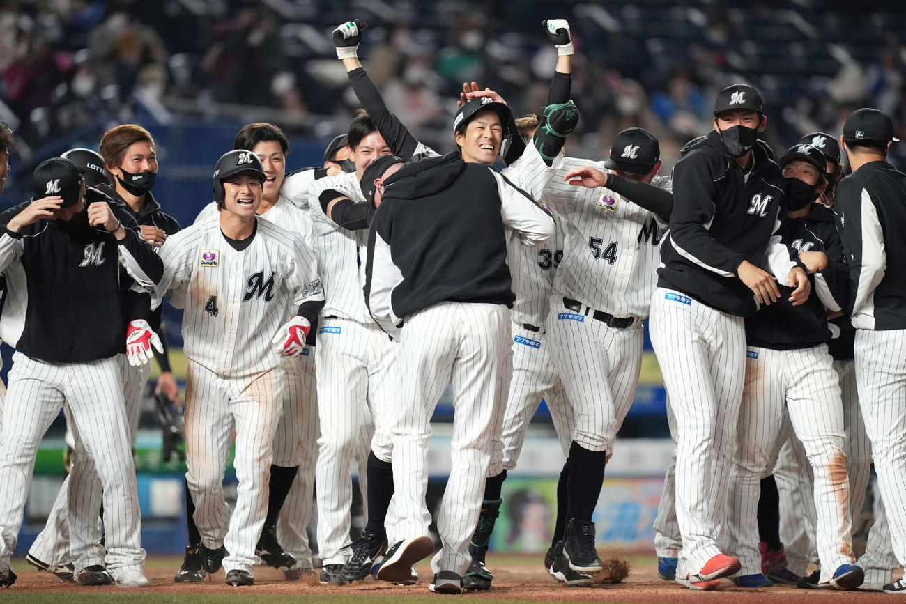4月21日の日本ハム戦　サヨナラ中越え2点本塁打を放った岡（中央）はナインと歓喜する。“ヒロミナイト”と呼ばれた夜