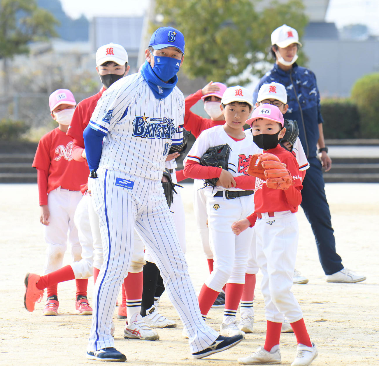 野球教室で投球指導するDeNA三浦監督（撮影・滝沢美穂子）