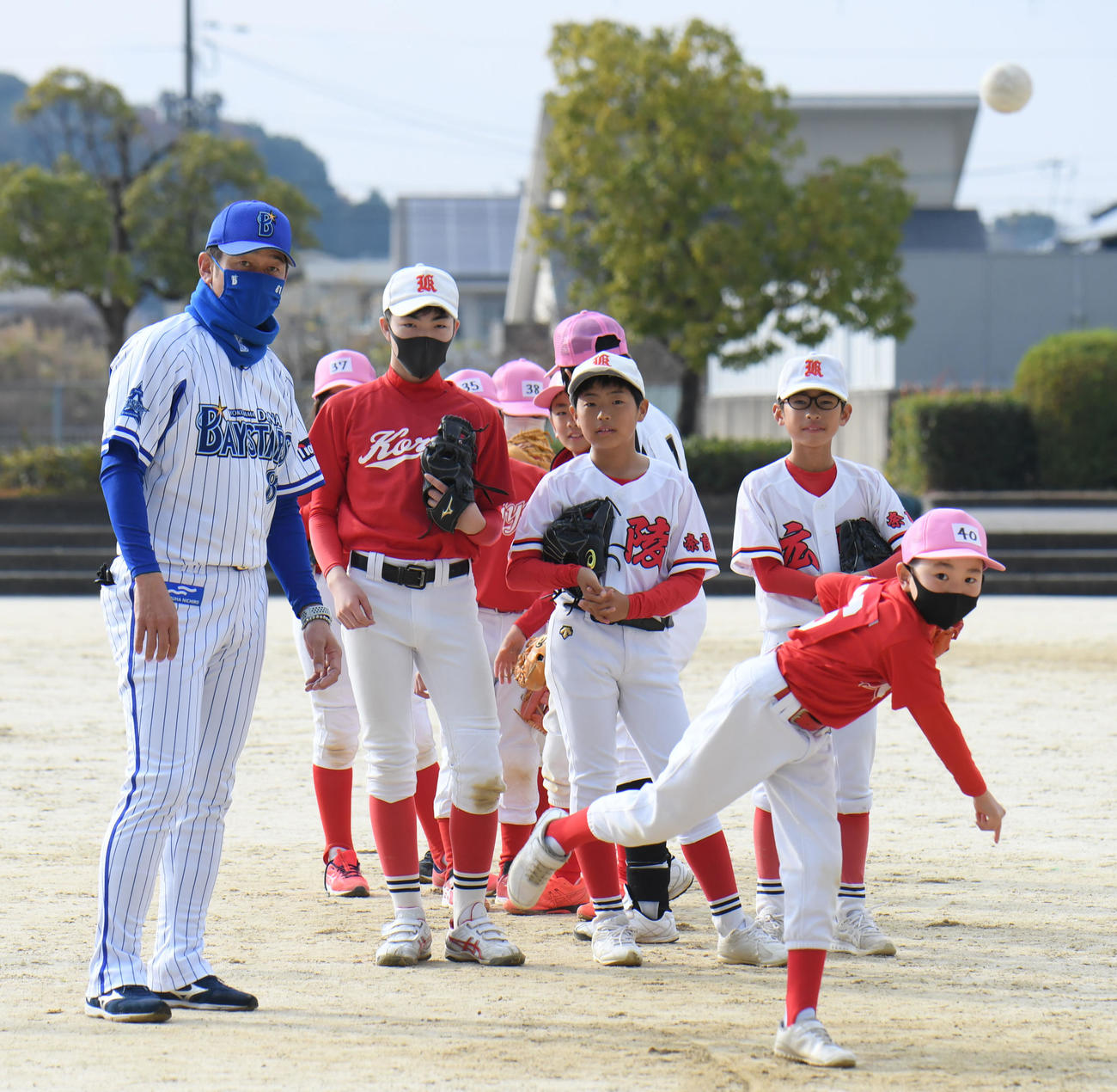 野球教室で投球指導するDeNA三浦監督（撮影・滝沢美穂子）