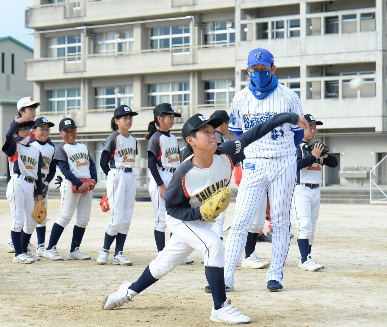 野球教室で投球指導するDeNA三浦監督（撮影・滝沢美穂子）