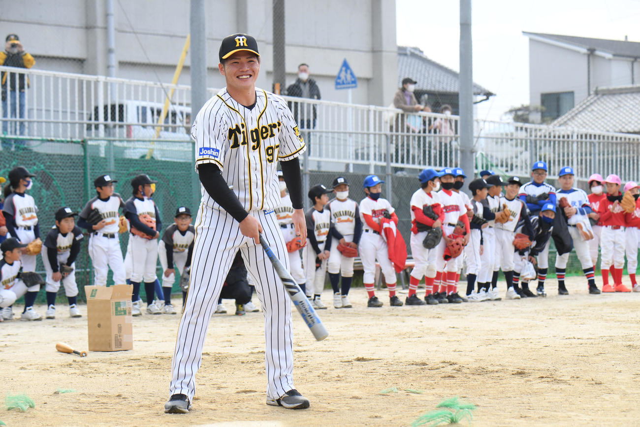 野球教室で小学生と対戦した阪神小野寺は、素晴らしい投球に思わず苦笑い（撮影・滝沢美穂子）