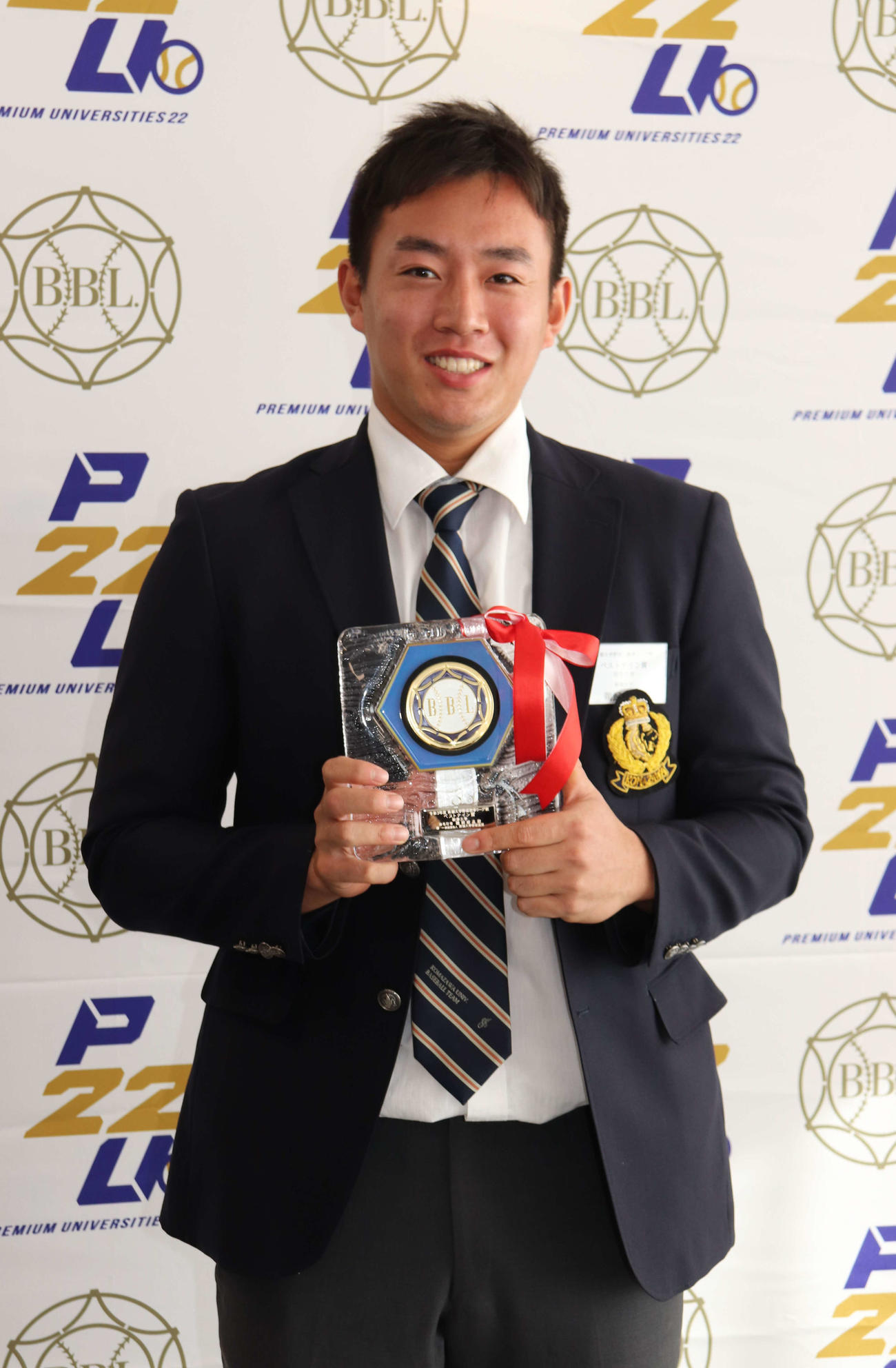 東都大学野球春季リーグ個人タイトル表彰式。東都1部の秋季リーグのベストナインに輝き、盾を持ち笑顔を見せる駒大の鵜飼（撮影・保坂淑子）