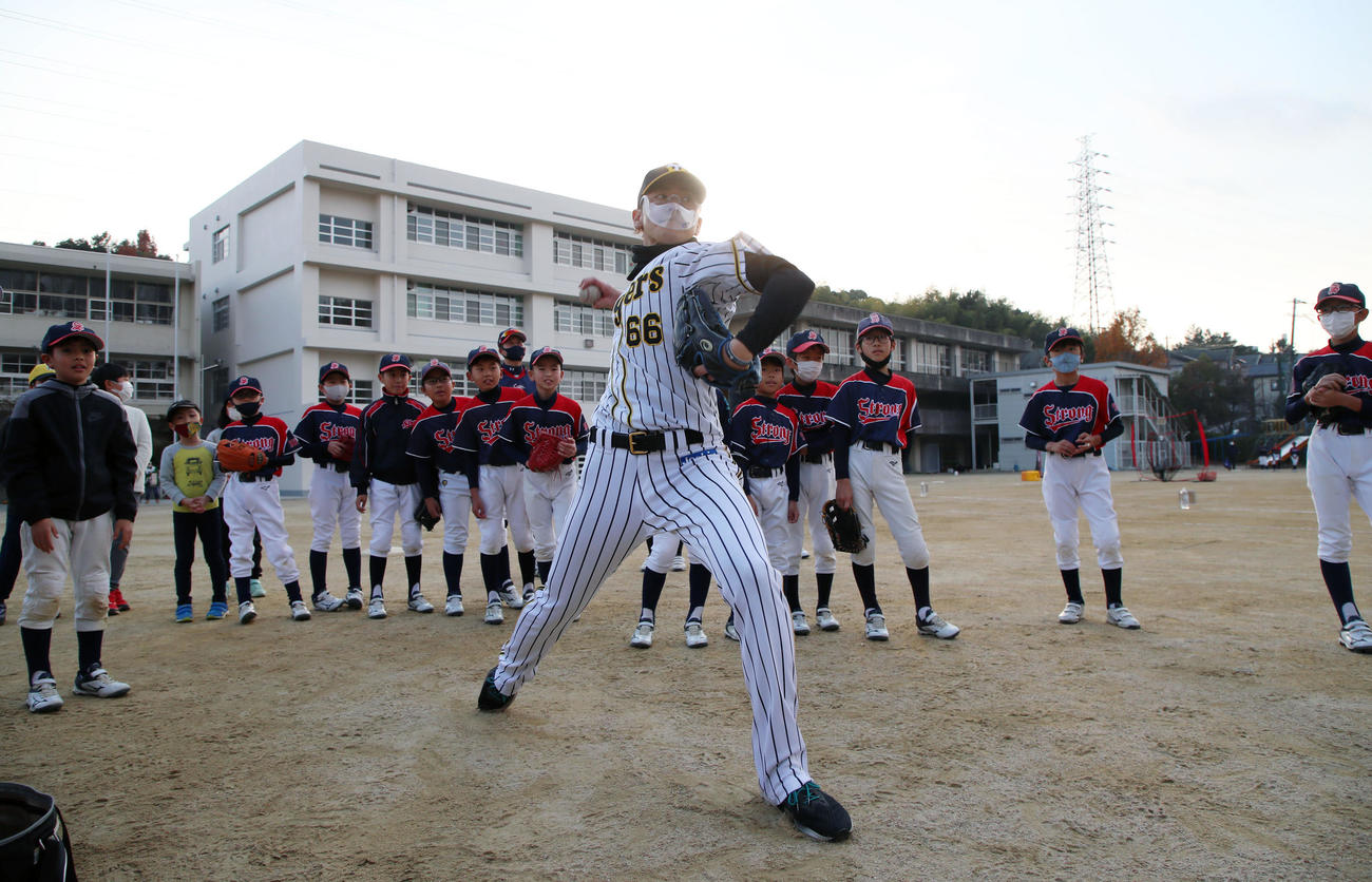 小川は子どもたちを前にストラックアウトに挑戦（撮影・加藤哉）