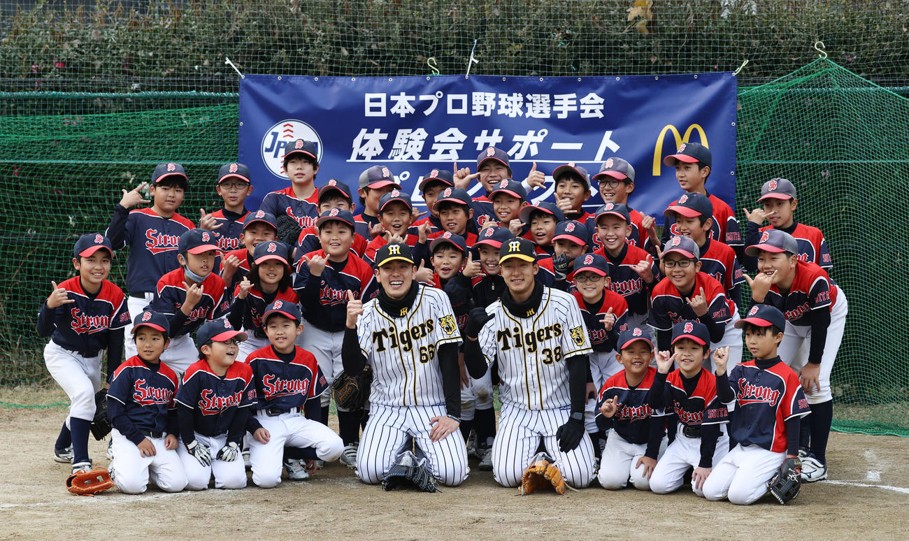 プロ野球選手会の野球・ソフトボール体験会に参加し記念写真に納まる小川（左）と小幡（撮影・加藤哉）