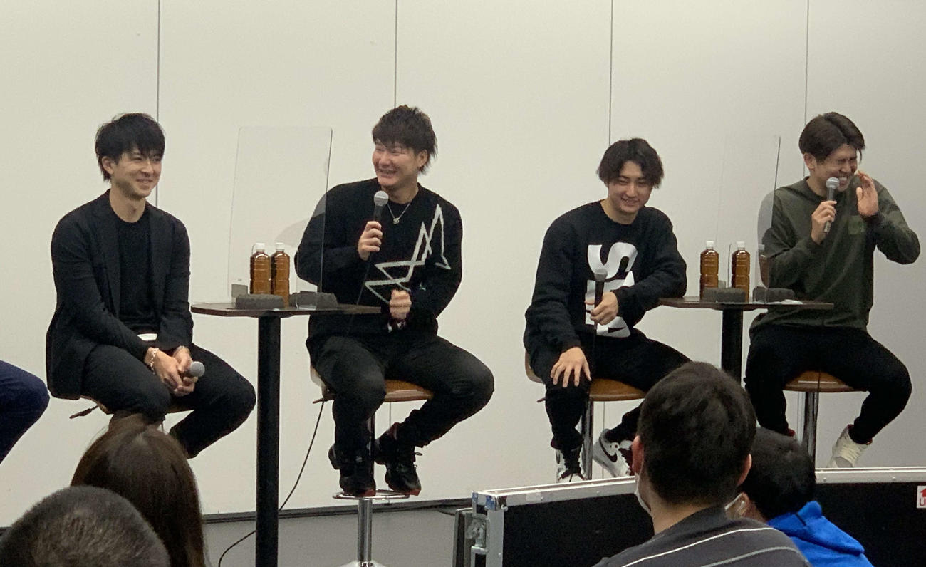 トークイベントで盛り上がる日本ハムの選手たち。左から上沢、渡辺、浅間、清水（撮影・中島宙恵）