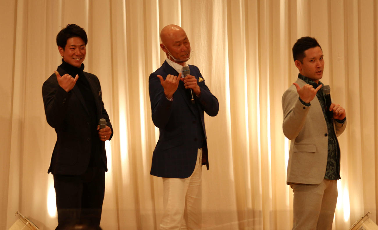 イベントに登場した帝京出身選手は「BIGBOSSポーズ」を決める。左から日本ハム松本剛、日本ハムOB森本氏、杉谷（撮影・田中彩友美）