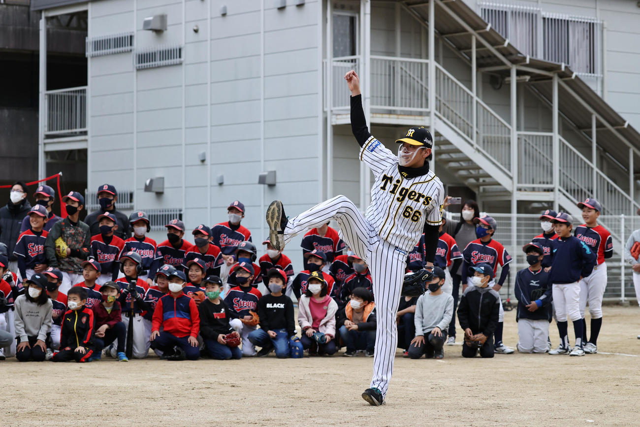 プロ野球選手会の野球・ソフトボール体験会に参加した小川は子どもたちを前にキャッチボールを披露する（撮影・加藤哉）