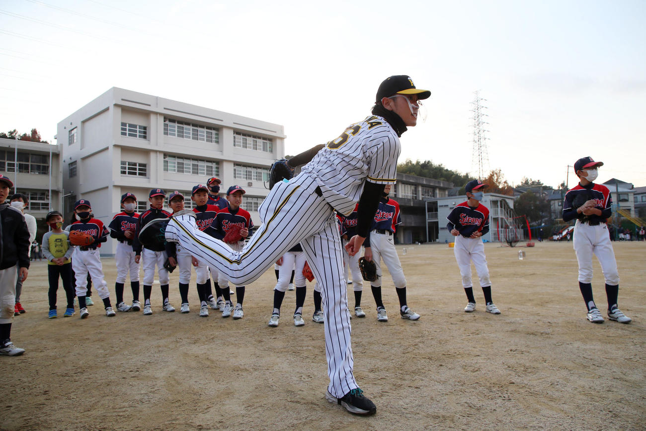 プロ野球選手会の野球・ソフトボール体験会に参加した小川は子どもたちを前にストラックアウトに挑戦（撮影・加藤哉）