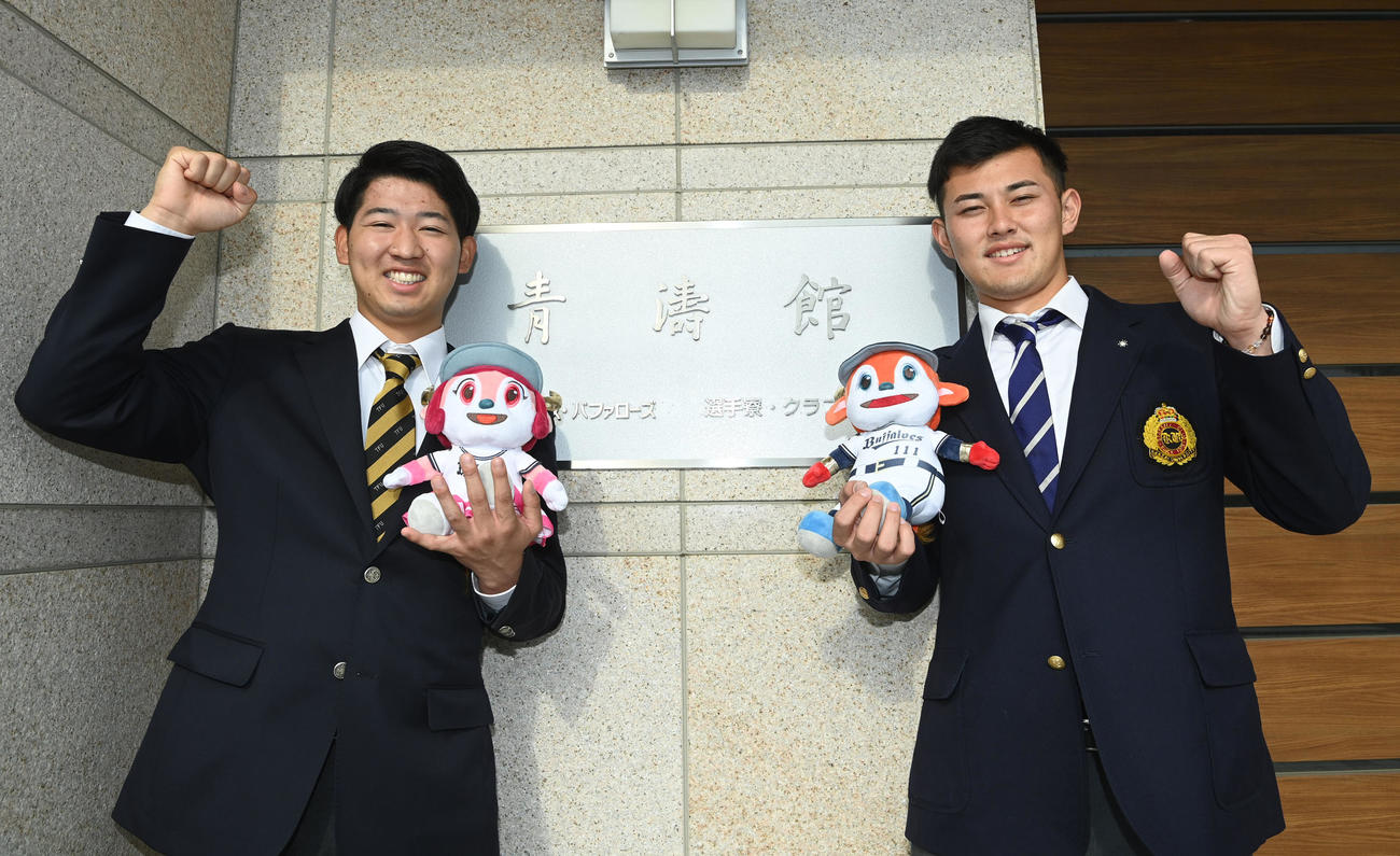舞洲の球団施設を見学、球団マスコットを手にガッツポーズの椋木（左）と野口（撮影・前岡正明）
