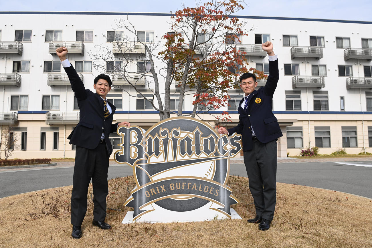 舞洲の球団施設を見学、未来へ向けガッツポーズの椋木（左）と野口（撮影・前岡正明）