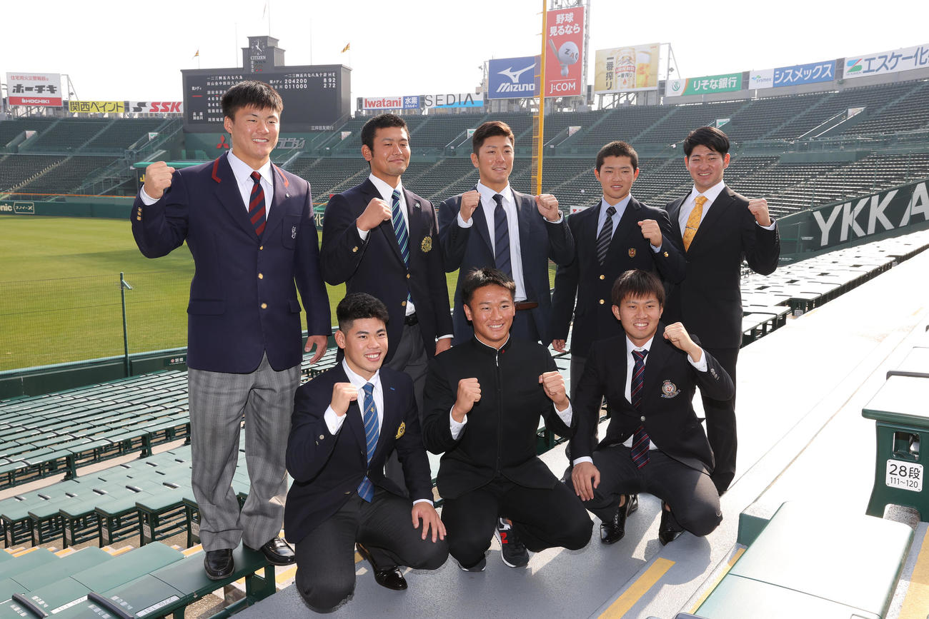 甲子園球場の施設見学を行い笑顔でガッツポーズする阪神の新人選手たち　前列左から鈴木勇斗、森木大智、桐敷拓馬、後列左から前川右京、岡留英貴、豊田寛、中川勇斗、伊藤稜（2021年12月12日撮影）