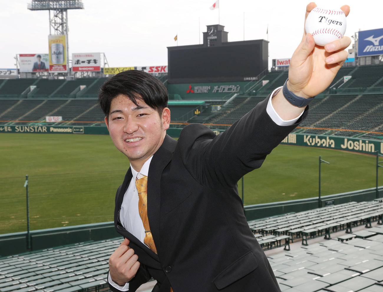 阪神伊藤稜は笑顔でフォームを披露（撮影・前田充）