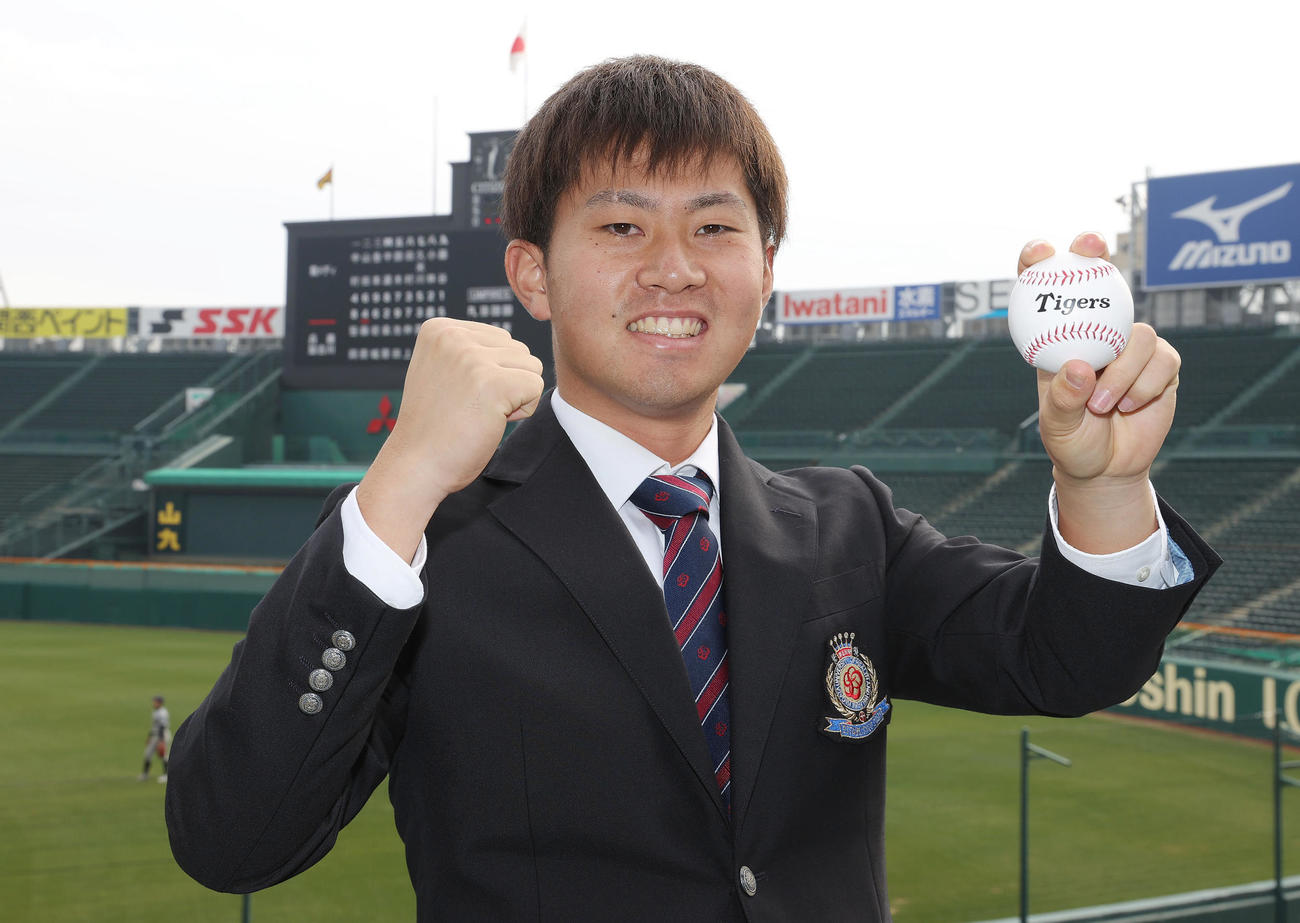 甲子園球場の施設見学を行い笑顔でポーズを決める阪神桐敷（撮影・前田充）