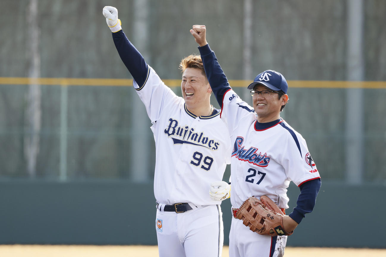 テレビ収録に参加し昇天ポーズをするオリックス杉本（左）と古田敦也氏（カンテレ提供）