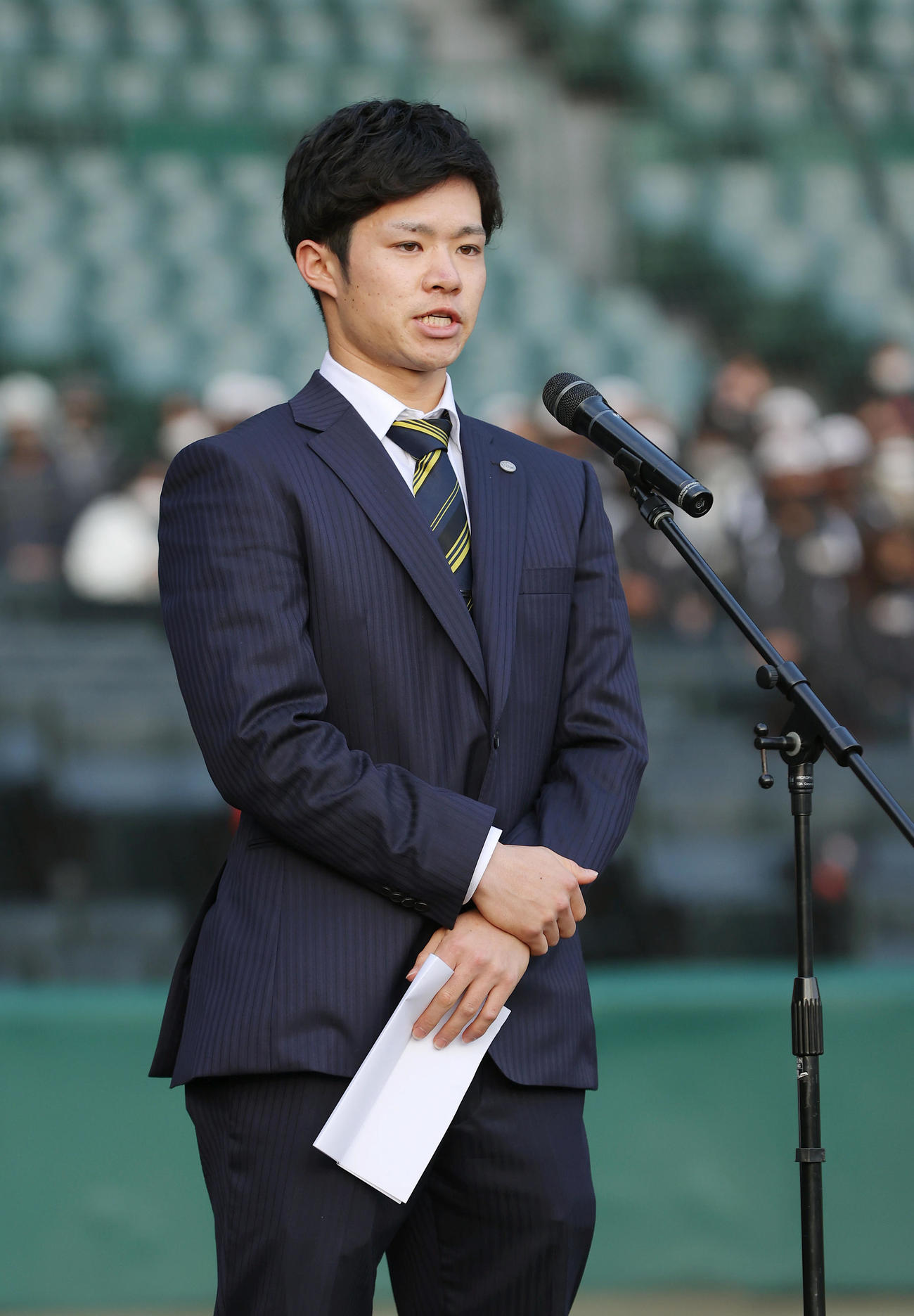 タイガースカップの表彰式でプレゼンターを務め、選手らの前であいさつする阪神中野（撮影・前田充）