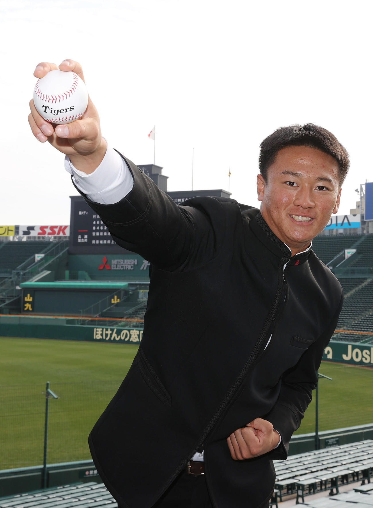 甲子園球場の施設見学を行い笑顔でポーズを決める阪神ドラフト1位の森木（撮影・前田充）