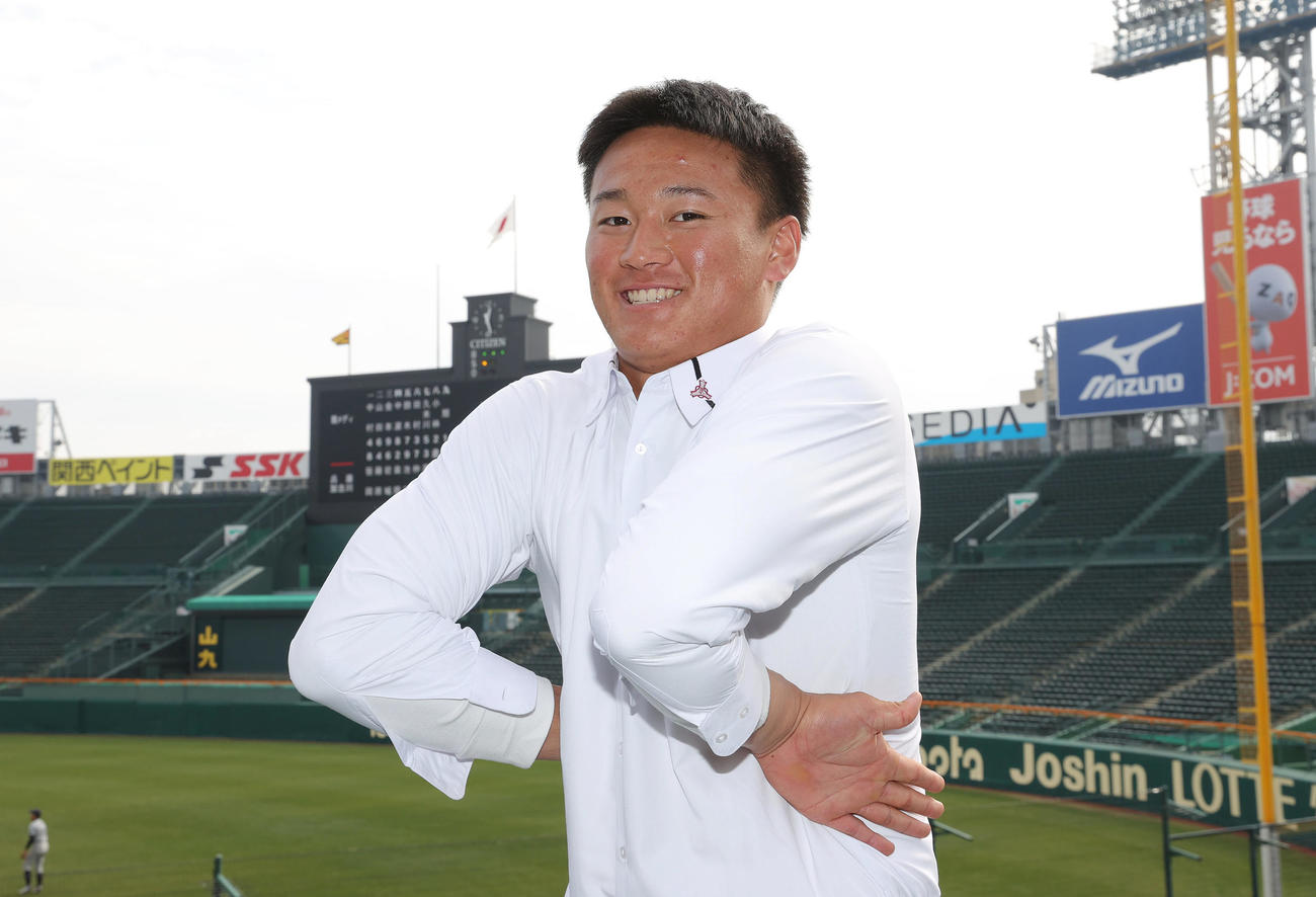 甲子園球場の施設見学を行い柔軟性を披露する阪神ドラフト1位の森木（撮影・前田充）